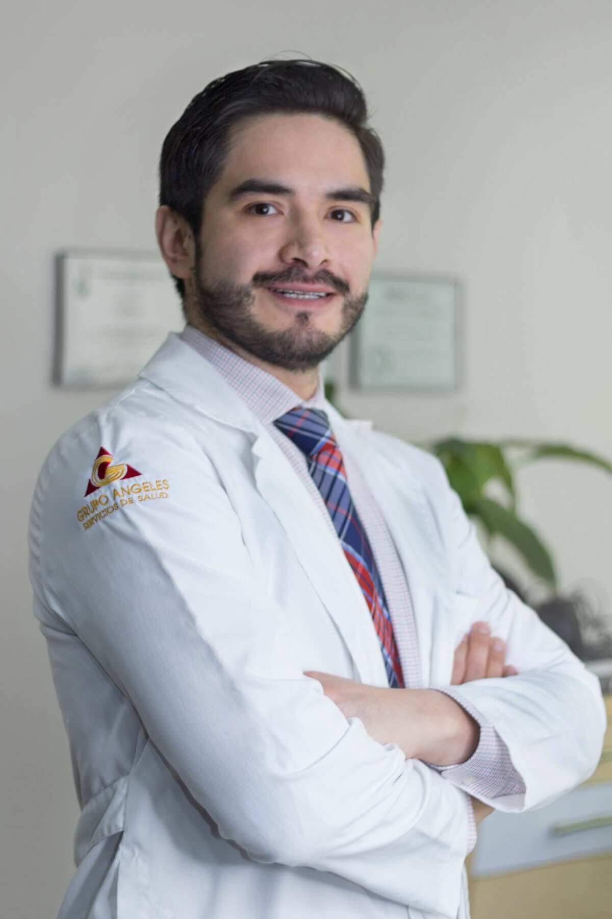 Retrato del Dr. Alejandro Viveros Domínguez, médico otorrinolaringólogo especialista en cirugía de cabeza y cuello en Ciudad de México